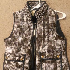 Lightweight black and white vest